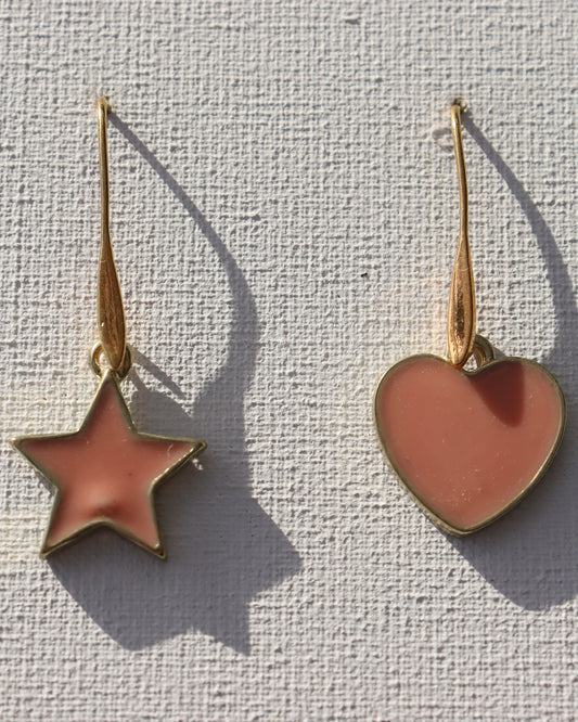 Goudkleurige oorhaken met roze hart en ster hanger