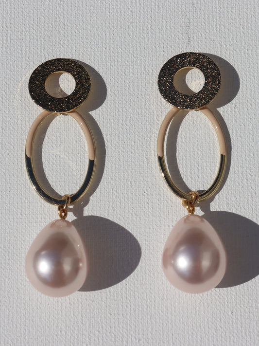 Goudkleurige open ring oorstekers met goudkleurige ovale hanger en roze parel