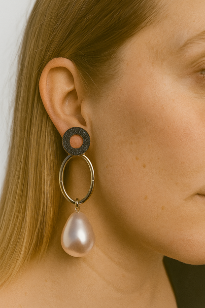 Goudkleurige open ring oorstekers met goudkleurige ovale hanger en roze parel