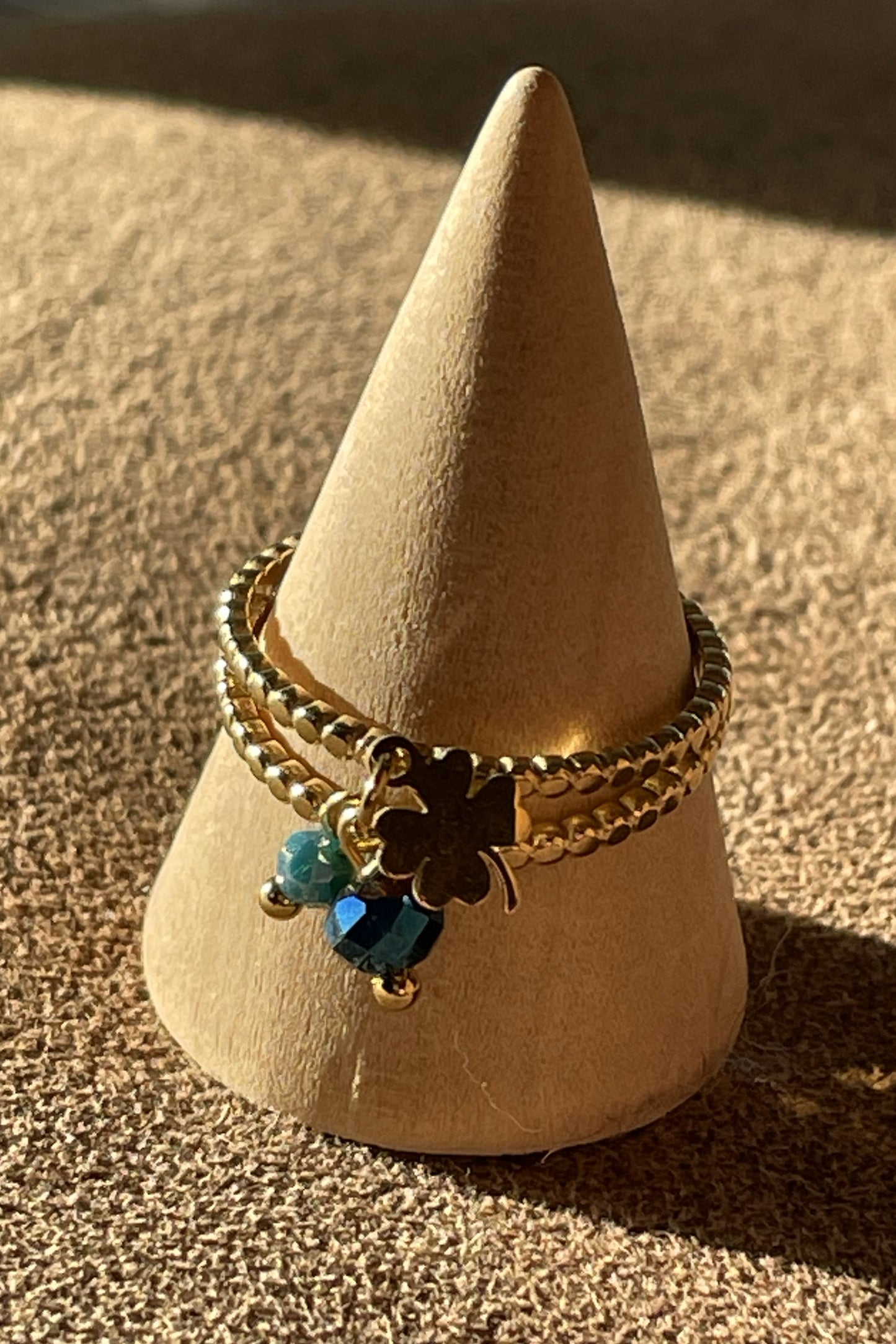 Goudkleurige ring met 2blauwe pareltjes en klavertje vier(roestvrijstaal)4