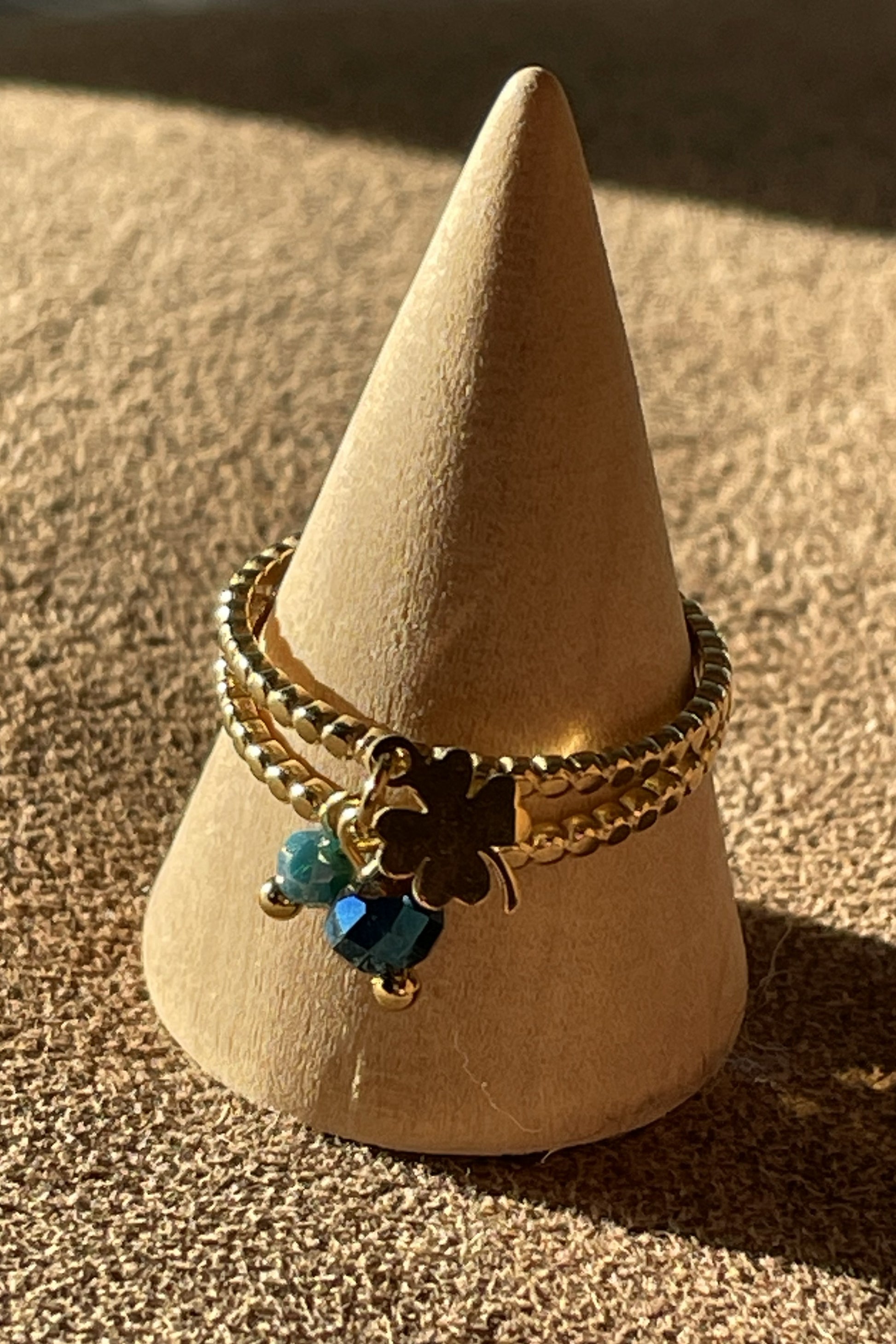 Goudkleurige ring met 2blauwe pareltjes en klavertje vier(roestvrijstaal)4