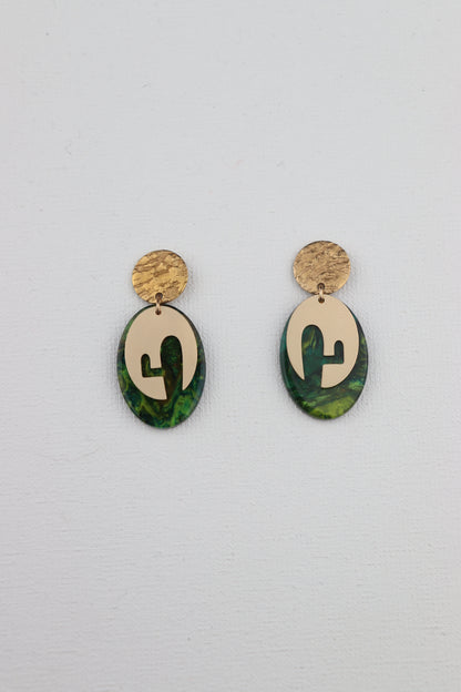 Goudkleurige ronde relief oorstekers met groene ovale bedel en cactus bedel