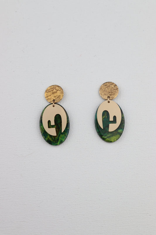 Goudkleurige ronde relief oorstekers met groene ovale bedel en cactus bedel