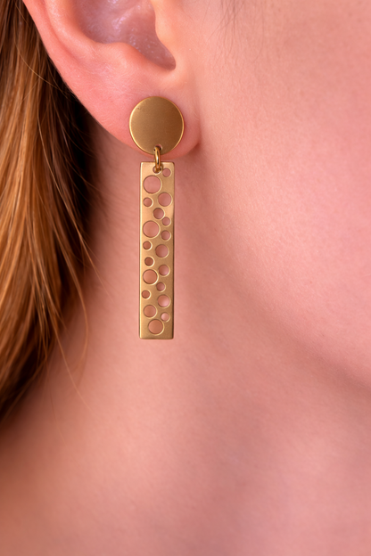 Goudkleurige ronde stekertjes met goudkleurige staafjes met ronde gaten