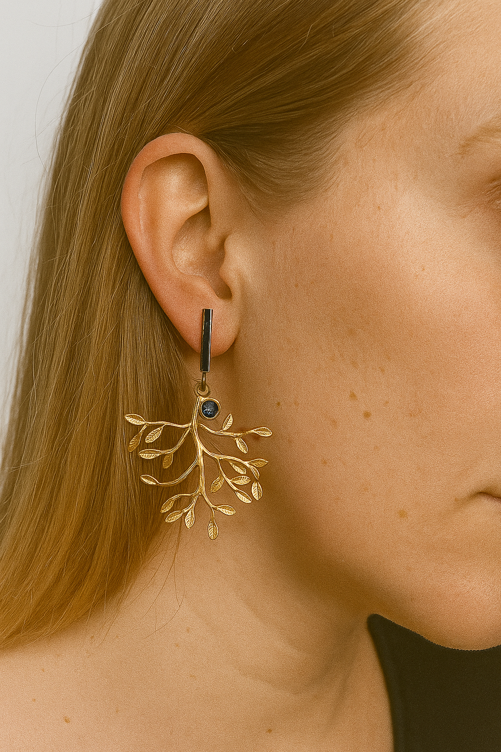 Goudkleurige staafjes met  blauw glashanger en goudkleurige takhanger