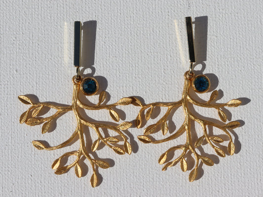 
Goudkleurige staafjes met  blauw glashanger en goudkleurige takhanger