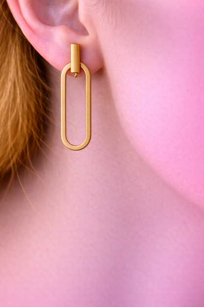 Goudkleurige staafjes stekertjes met goudkleurige ovale bedel