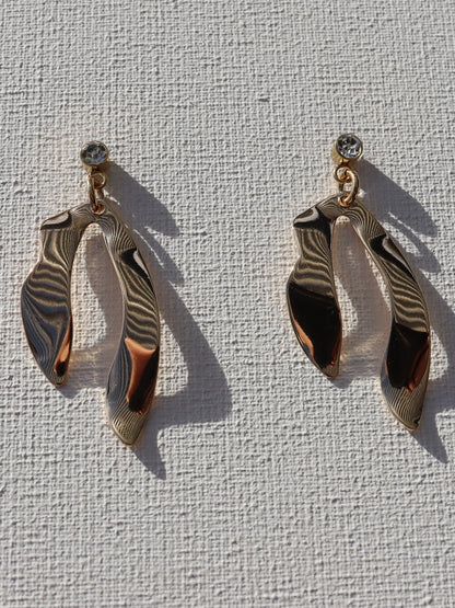 Goudkleurige steenstekertjes met goudkleurige kronkelhanger