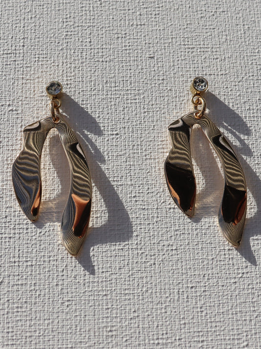 Goudkleurige steenstekertjes met goudkleurige kronkelhanger