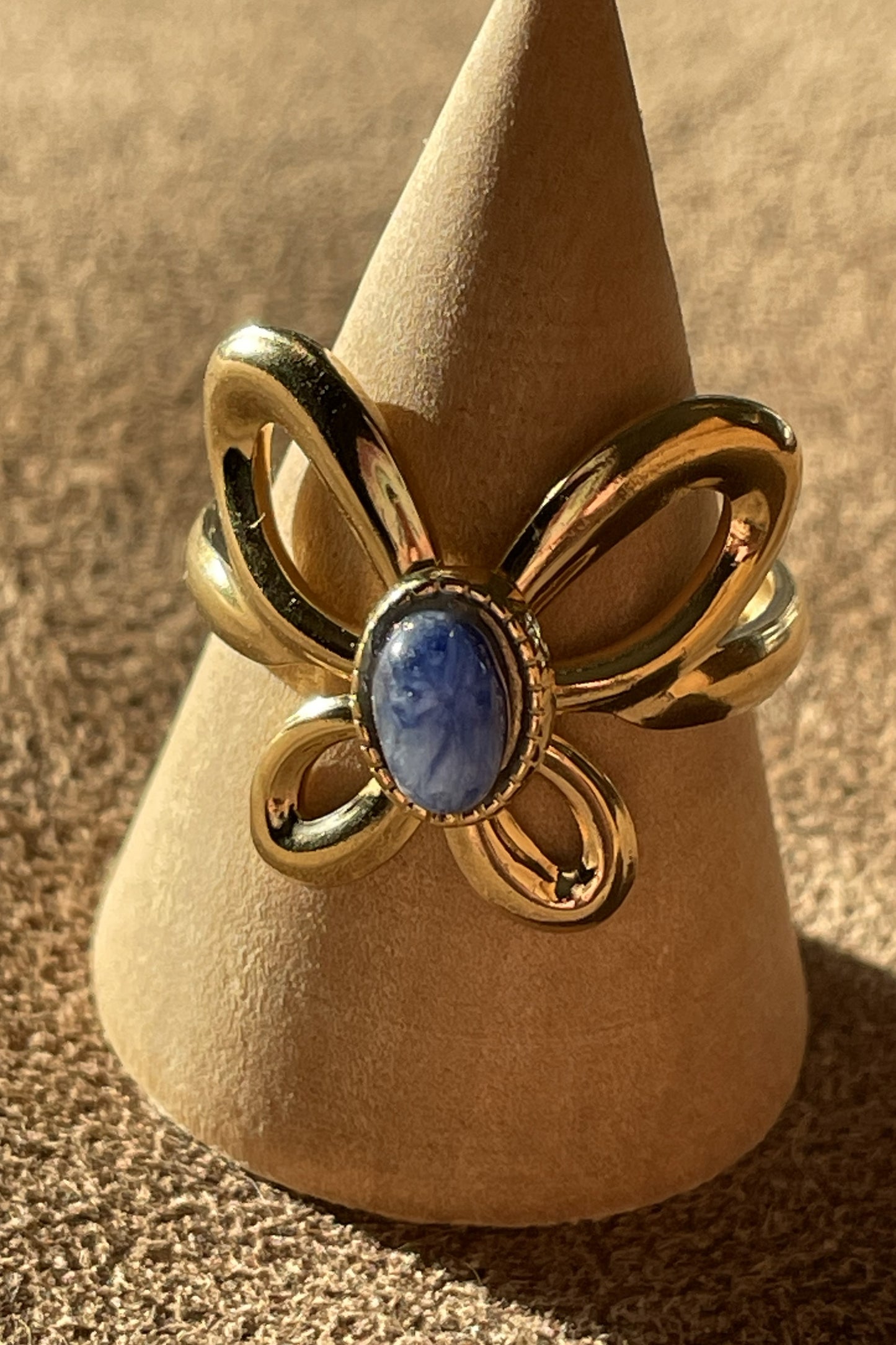 Goudkleurige vlinder ring met blauwe steen(roestvrij staal)10