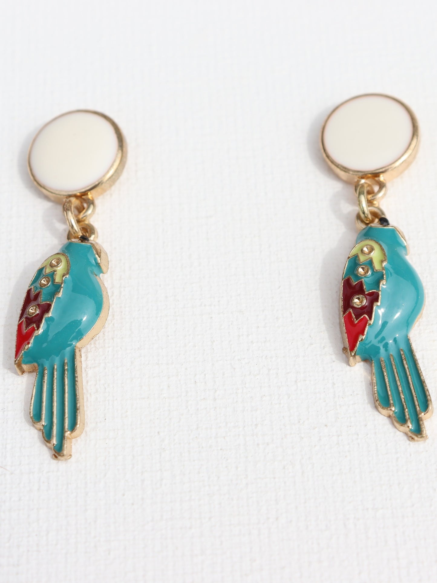 Goudkleurige witte ronde oorbellen met papegaaihanger