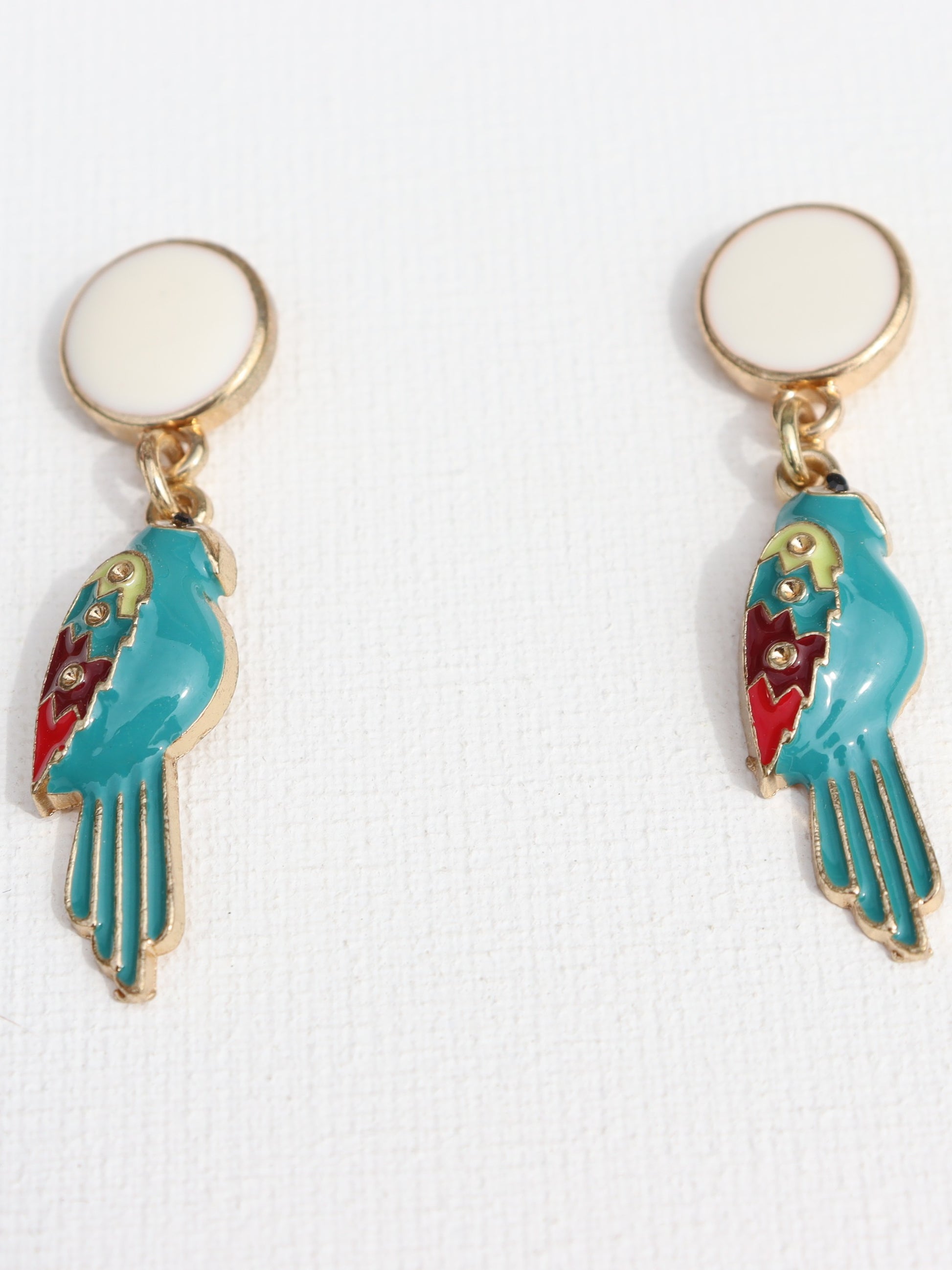 Goudkleurige witte ronde oorbellen met papegaaihanger