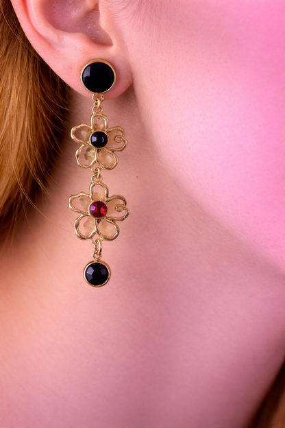 Goudkleurige zwarte ronde stekertjes met goudkleurige bloemen met zwarte en rode steen en zwarte zirkonia hanger