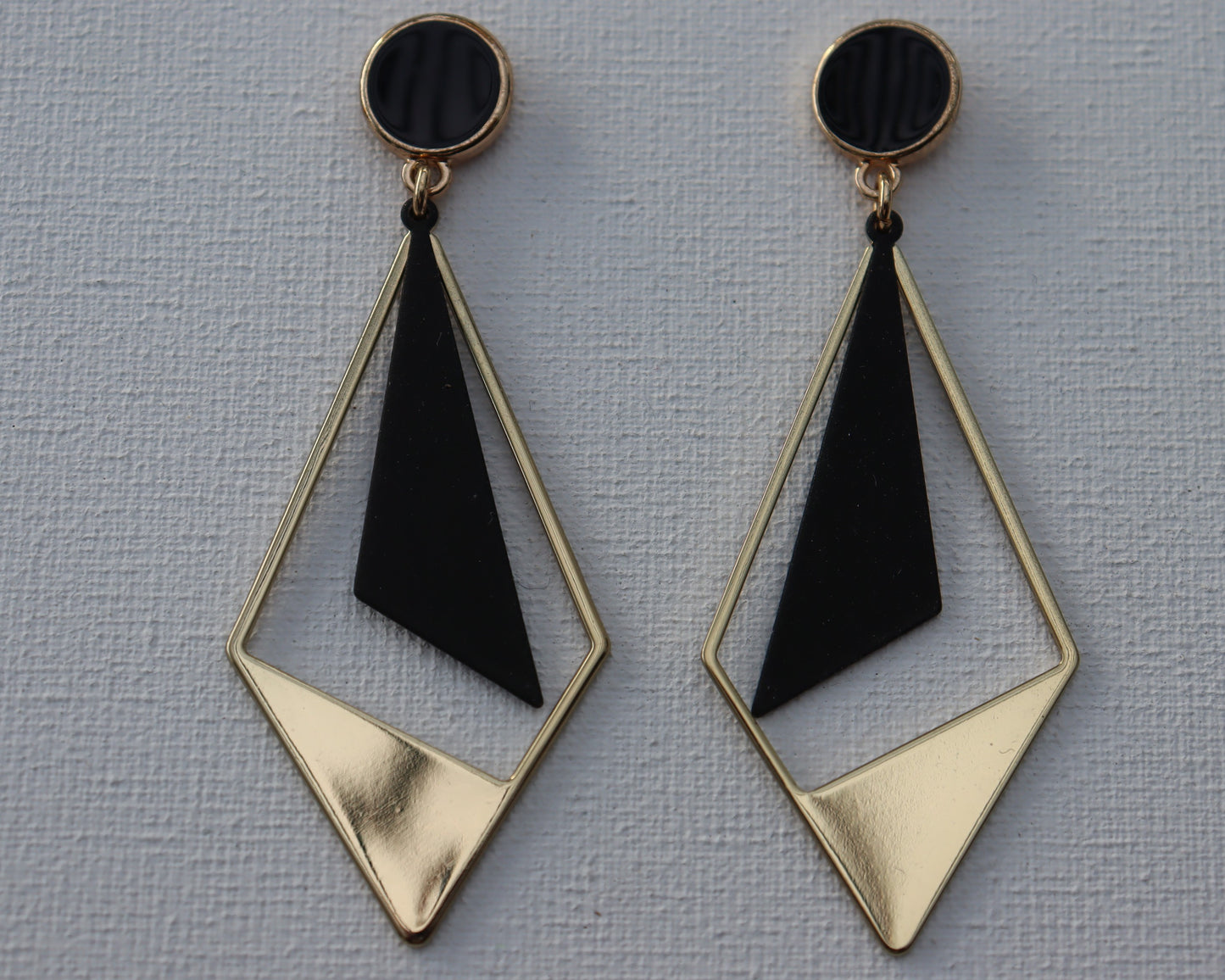 Goudkleurige zwarte stekertjes met goudkleurige half open ruit en zwarte driehoekhanger