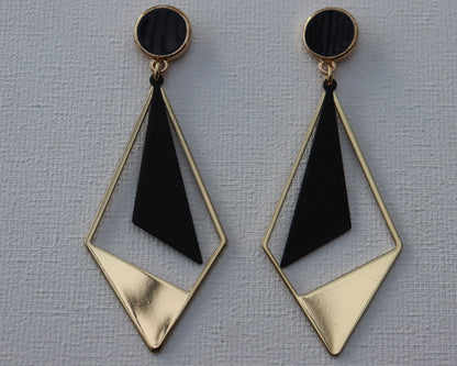 Goudkleurige zwarte stekertjes met goudkleurige half open ruit en zwarte driehoekhanger