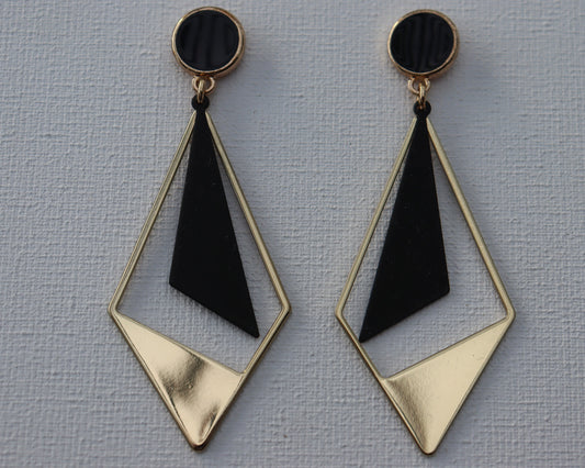 Goudkleurige zwarte stekertjes met goudkleurige half open ruit en zwarte driehoekhanger