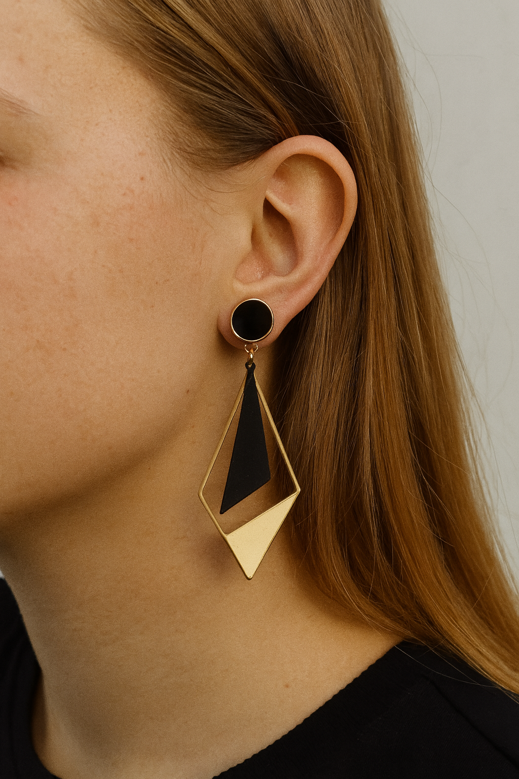 Goudkleurige zwarte stekertjes met goudkleurige half open ruit en zwarte driehoekhanger