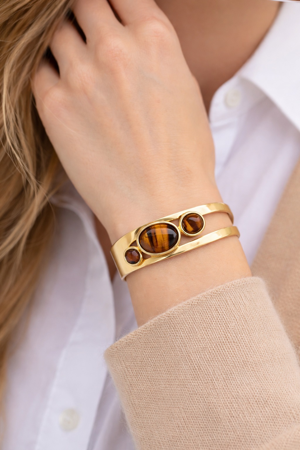 Goudkleurigearmbandmetgoudbruinigestenen_roestvrijstaal