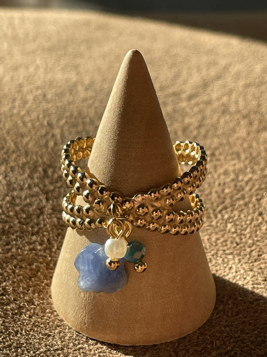 Goudkleurige bolletjes ring met een witte en blauwe parel  en blauwe bedel(roestvrij staal)12