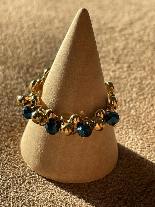 Goudkleurige bolletjes ring met goudkleurige- en donker blauwe pareltjes (roestvrij staal) 14