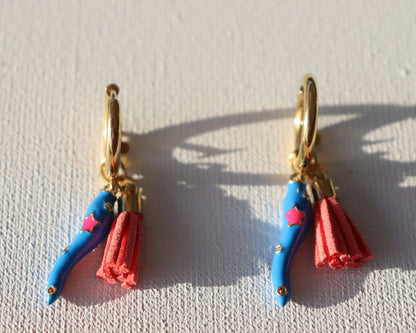 Goudkleurige creolen met blauwe pepers met sterretjes en roze floche