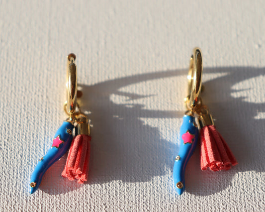 Goudkleurige creolen met blauwe pepers met sterretjes en roze floche