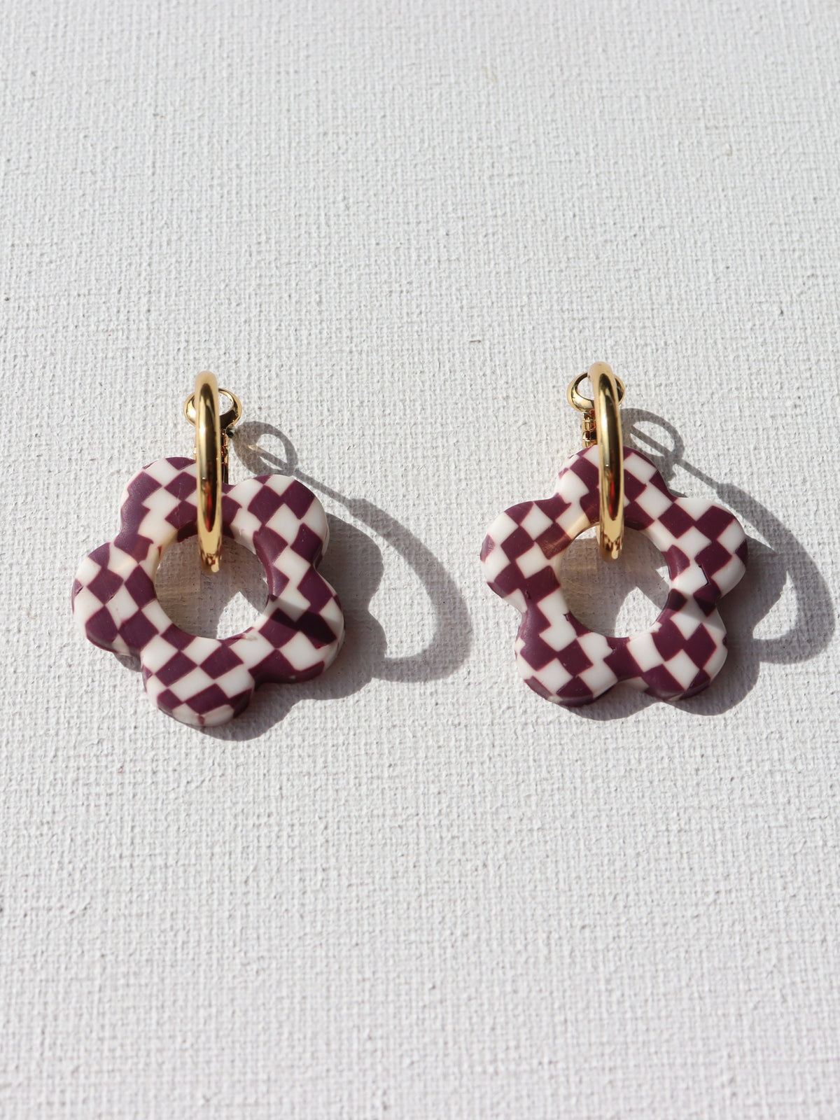 Goudkleurige creolen met rubbere bloem hanger