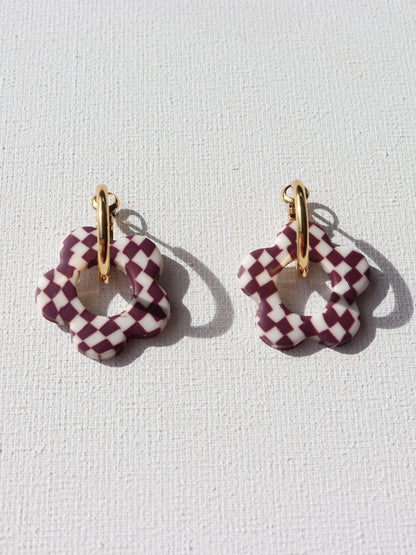 Goudkleurige creolen met rubbere bloem hanger