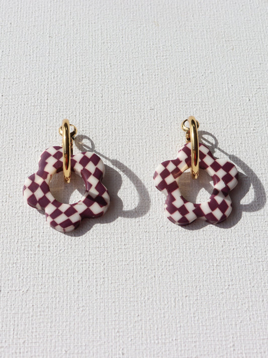 Goudkleurige creolen met rubbere bloem hanger
