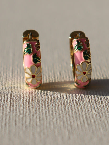 Goudkleurige creolen met witte bloemen en roze