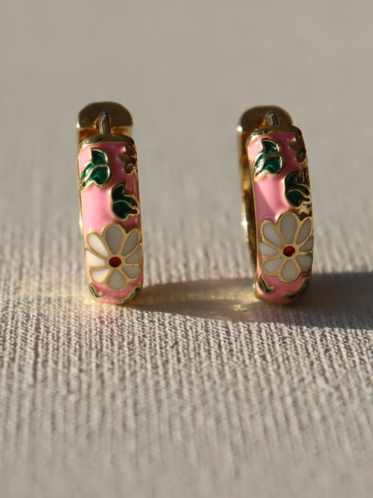 Goudkleurige creolen met witte bloemen en roze