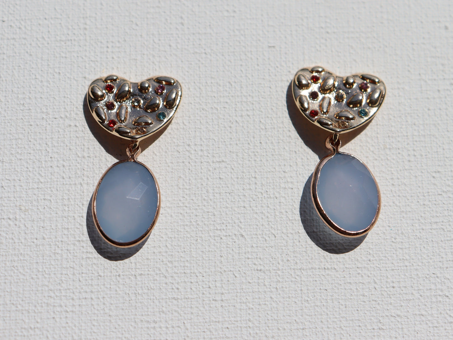 Goudkleurige hart met steentjes stekertjes met blauwe steen hanger