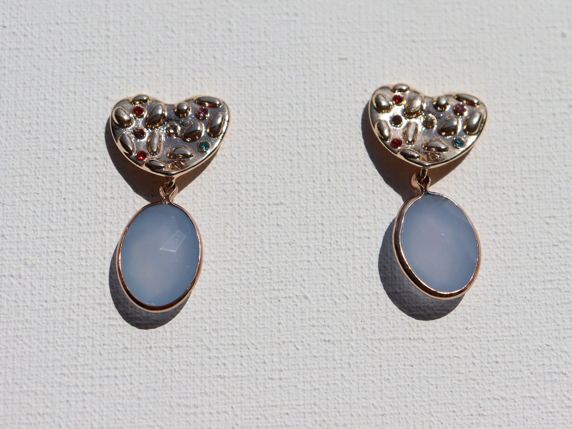 Goudkleurige hart met steentjes stekertjes met blauwe steen hanger