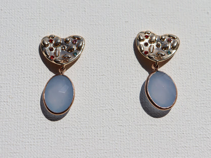 Goudkleurige hart met steentjes stekertjes met blauwe steen hanger