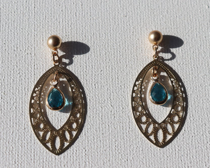 Goudkleurige knopstekertjes met goudkleurige boho hanger en blauwe steen