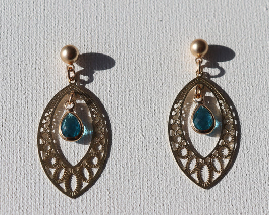 Goudkleurige knopstekertjes met goudkleurige boho hanger en blauwe steen