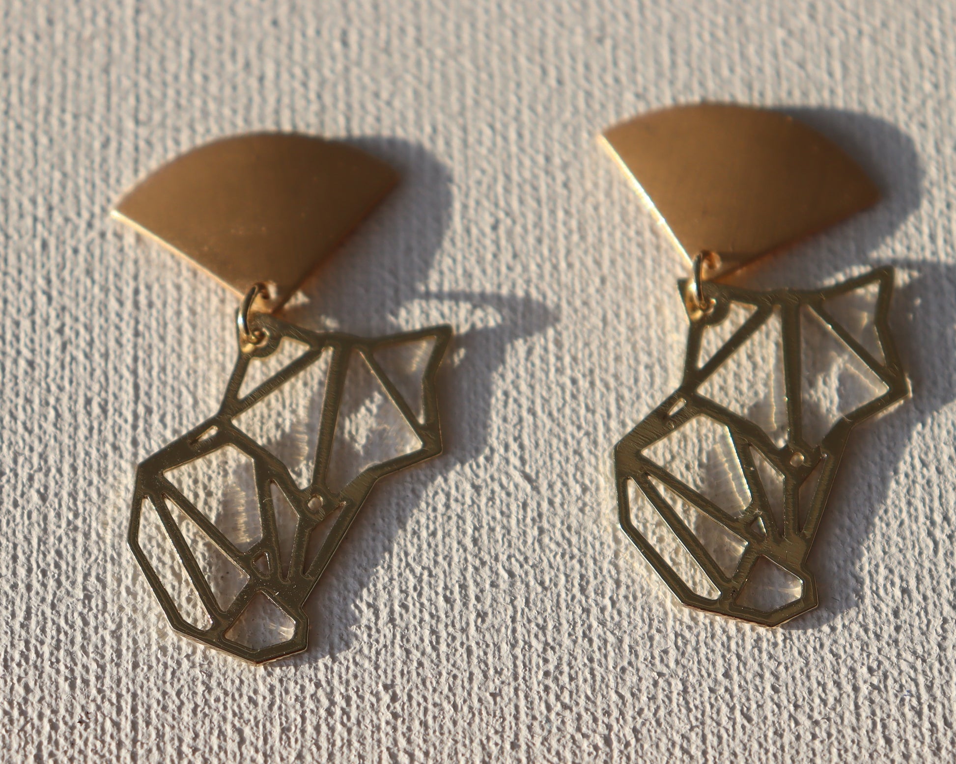Goudkleurige matte driehoek stekertjes met origami vos hanger