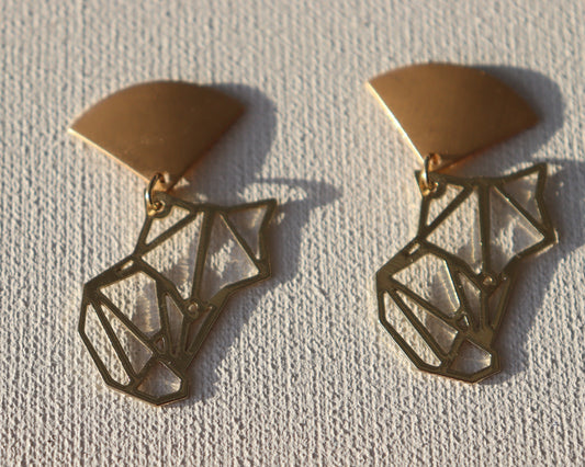 Goudkleurige matte driehoek stekertjes met origami vos hanger