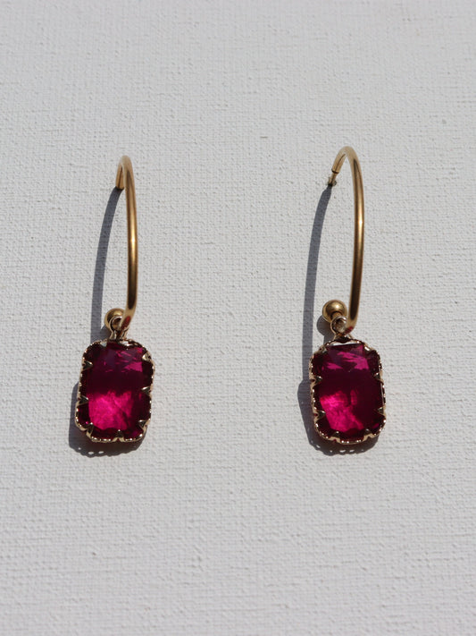 Goudkleurige oorbellen met fuchsia roze glas bedels