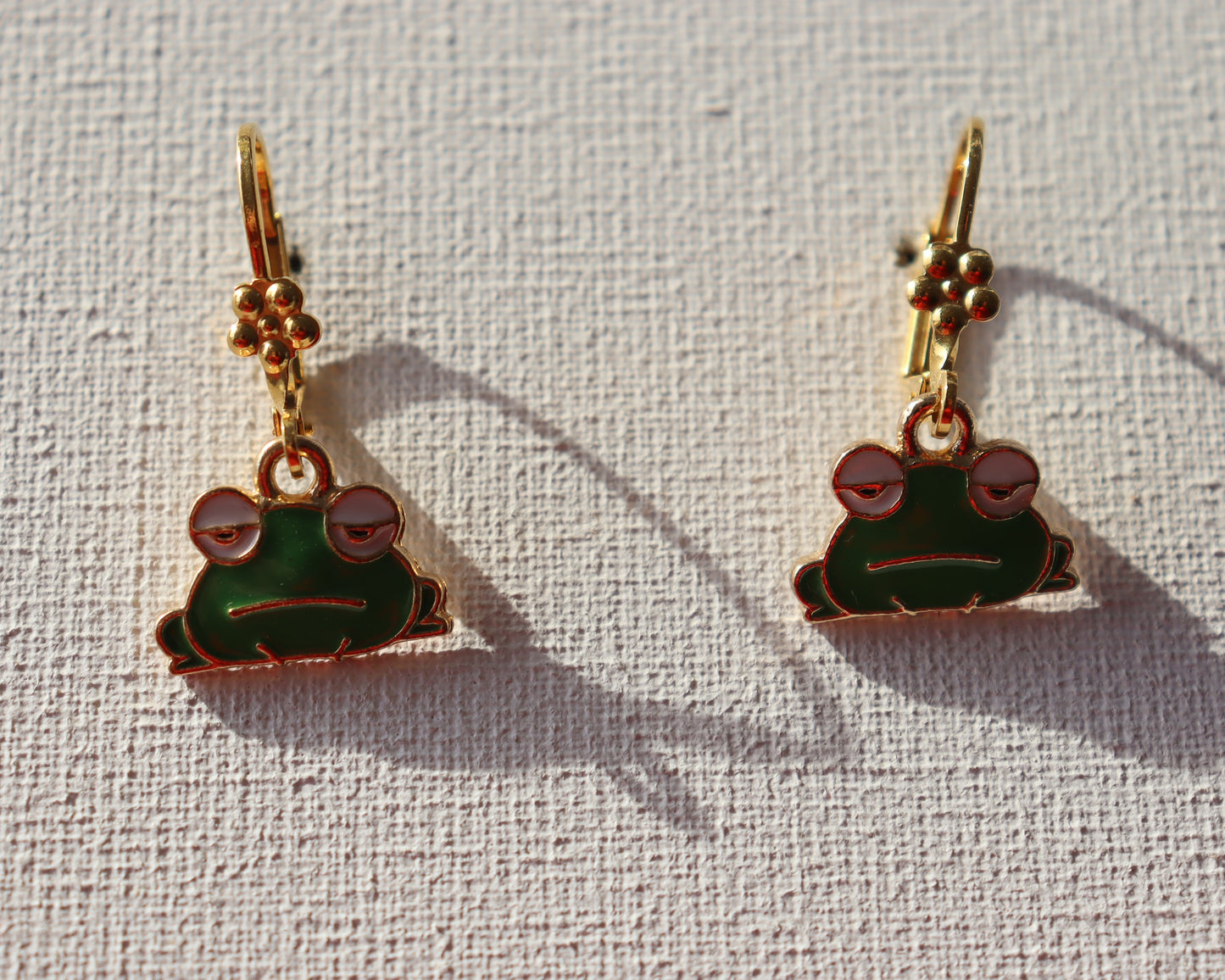 Goudkleurigeoorbellenmetgroenekikker