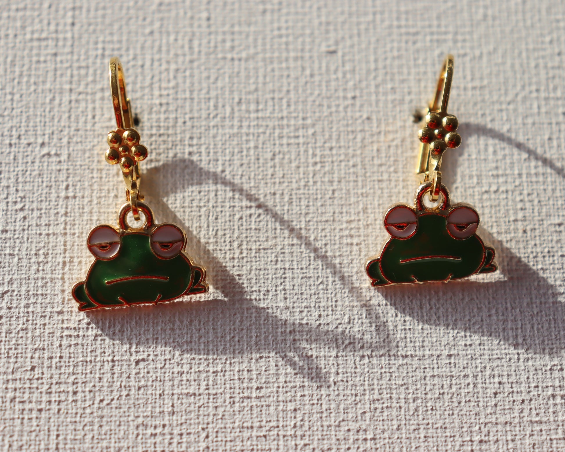 Goudkleurigeoorbellenmetgroenekikker