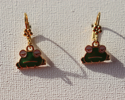 Goudkleurigeoorbellenmetgroenekikker