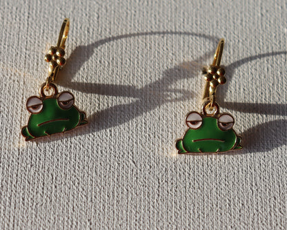 Goudkleurige oorbellen met groene kikker