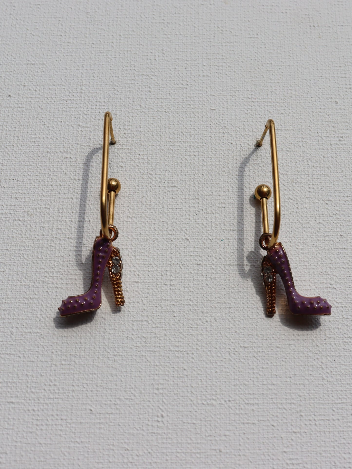 Goudkleurige oorbellen met roze hak hanger
