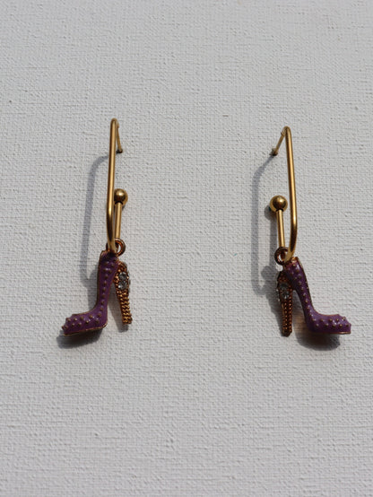 Goudkleurige oorbellen met roze hak hanger