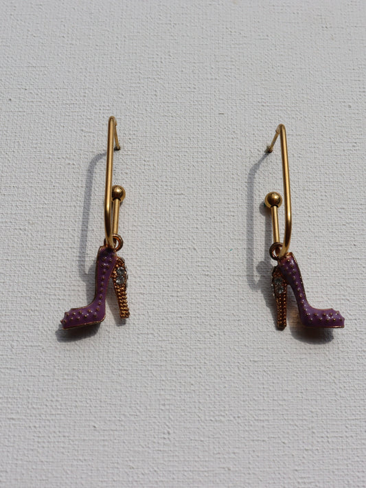 Goudkleurige oorbellen met roze hak hanger