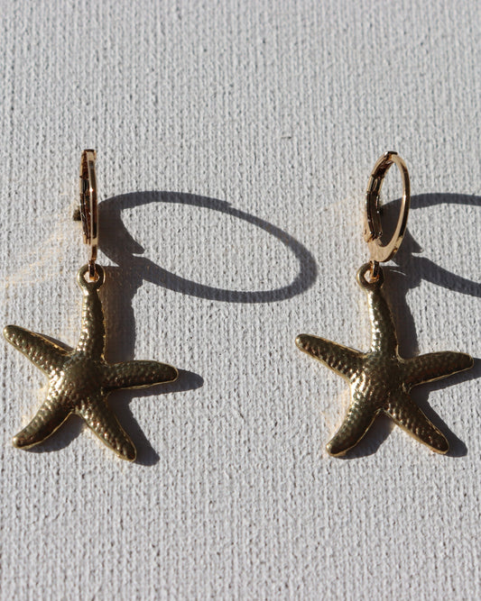 Goudkleurige oorbellen met zeesterhanger