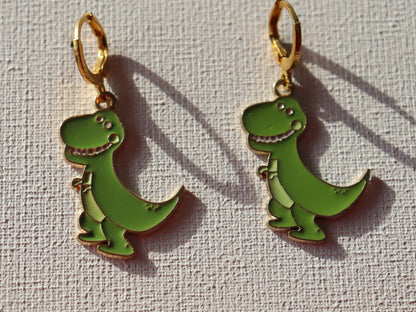 Goudkleurige oorbelringen met groene dino