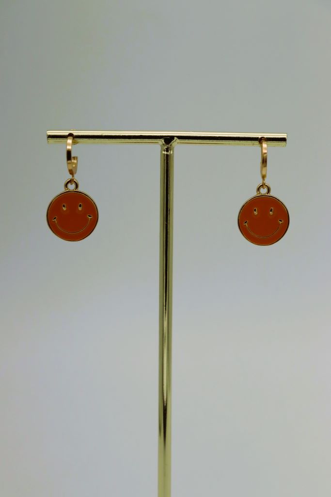 Goudkleurige oorbel ringen met oranje smiley hanger