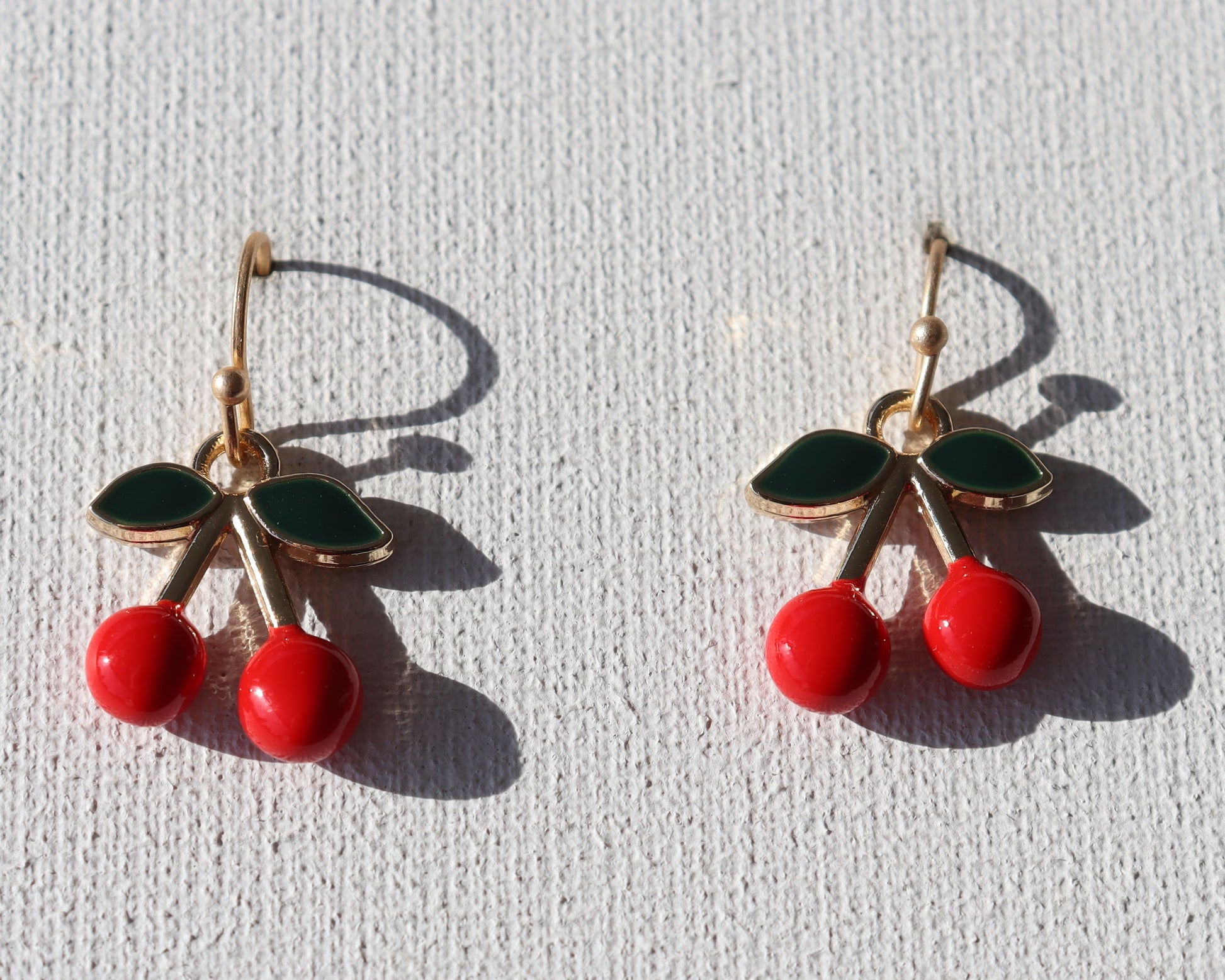 Goudkleurige oorhaken met kersen